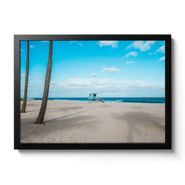 Blaues Strandhaus am Strand von Fort Lauderdale, dazu blaues Meer und blauer Himmel.