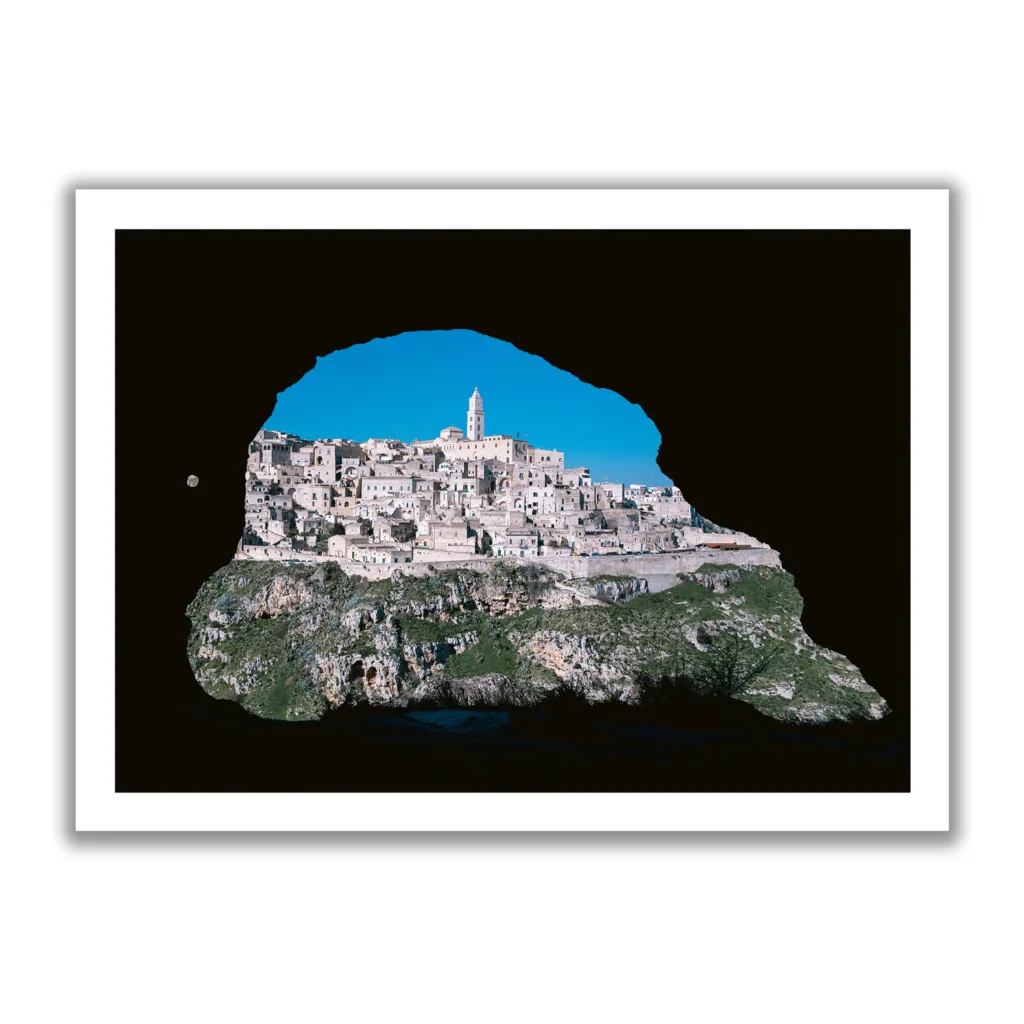 Bildaufnahme von Matera von einem Höhlenfenster