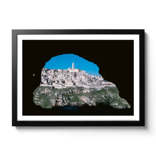 Bildaufnahme von Matera von einem Höhlenfenster