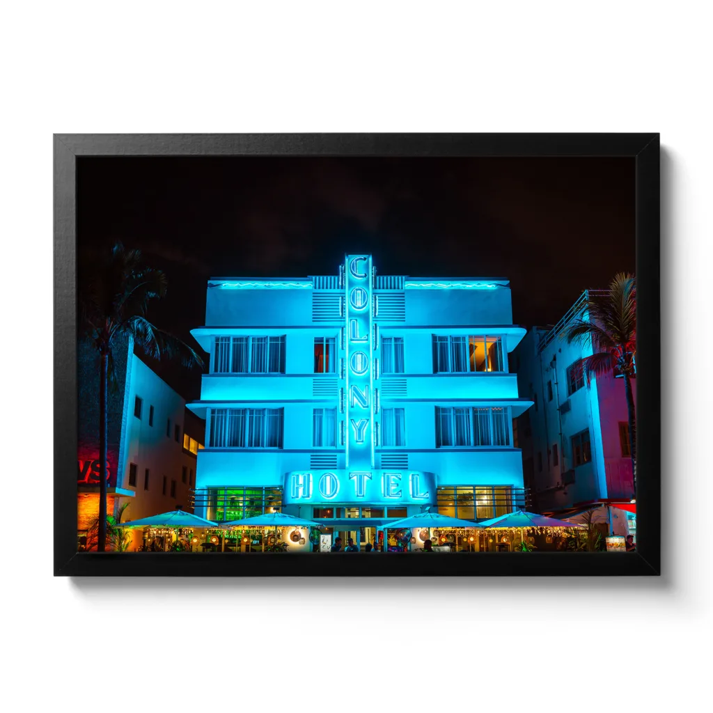 Bildaufnahme bei Nacht vom Colony Hotel Miami. Blaue Neonlichter und Palmen