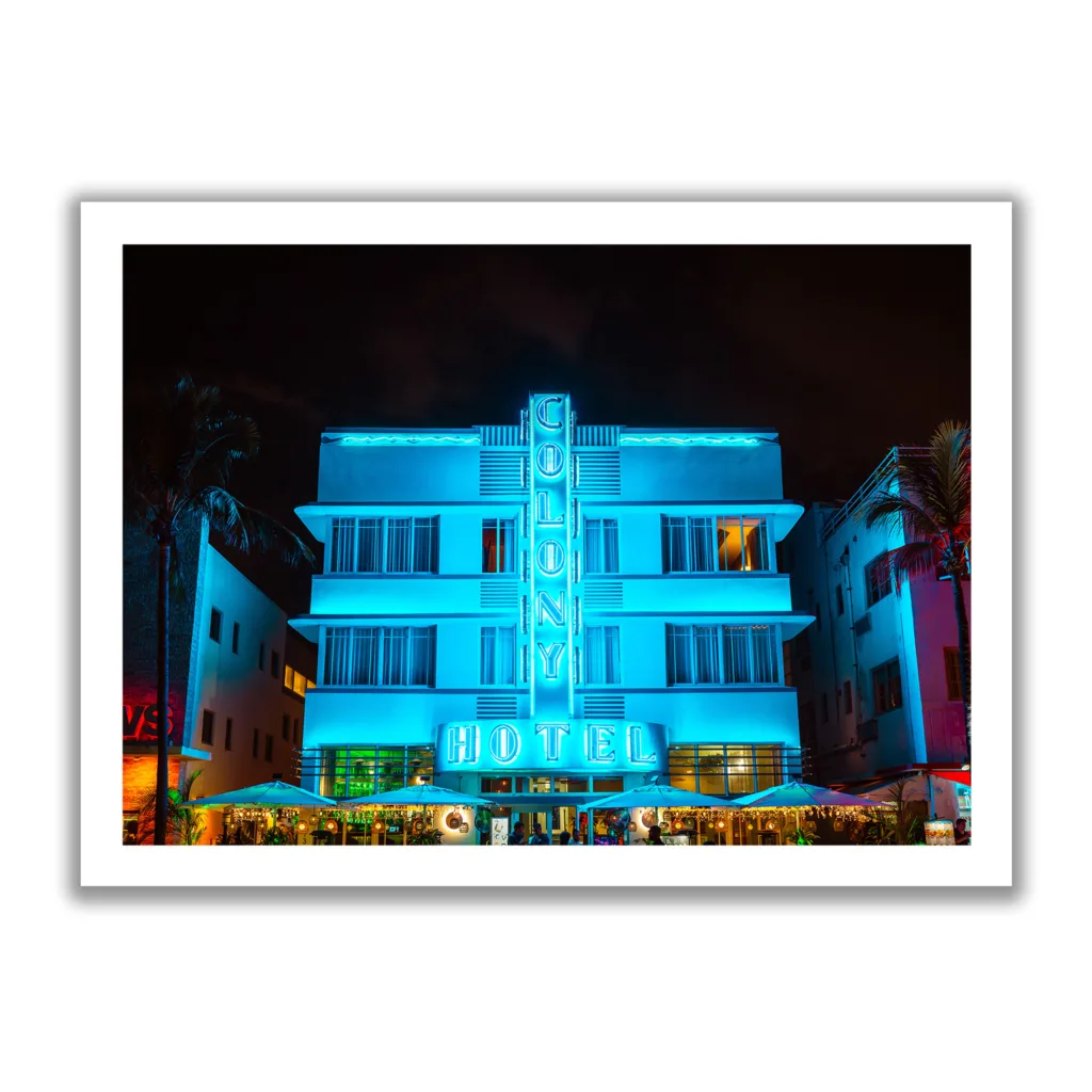 Bildaufnahme bei Nacht vom Colony Hotel Miami. Blaue Neonlichter und Palmen