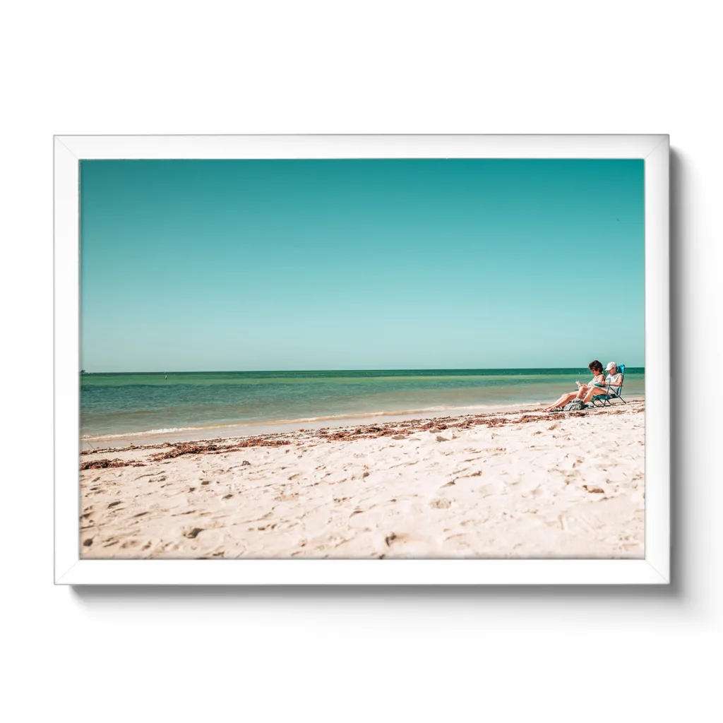 Strandansicht von Bahia Honda National Park, blaues Meer, weißer Sandstrand und zwei Personen im Campingsessel