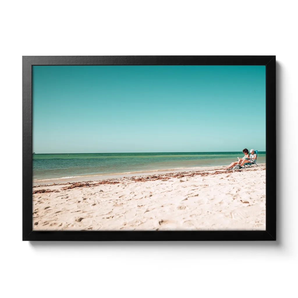 Strandansicht von Bahia Honda National Park, blaues Meer, weißer Sandstrand und zwei Personen im Campingsessel