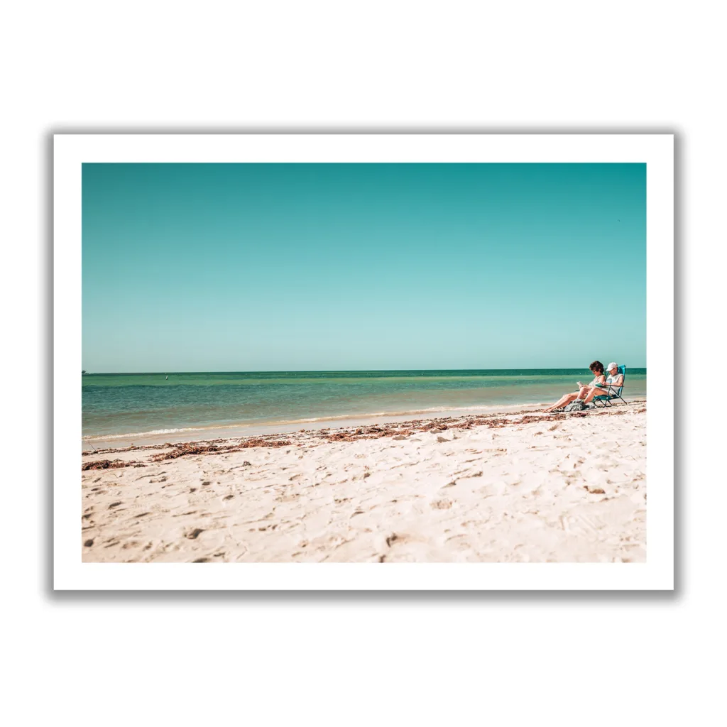 Strandansicht von Bahia Honda National Park, blaues Meer, weißer Sandstrand und zwei Personen im Campingsessel