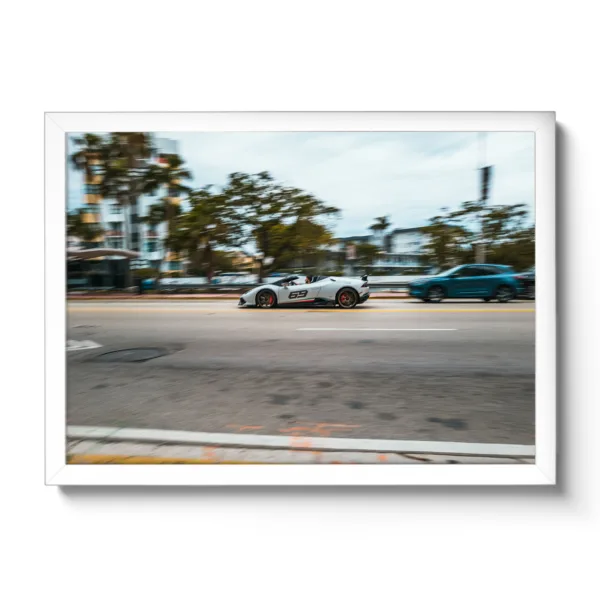 Bildaufnahme eines schnellen weißen Lamborghini der durch Miami flitzt. Aufschrift 69.