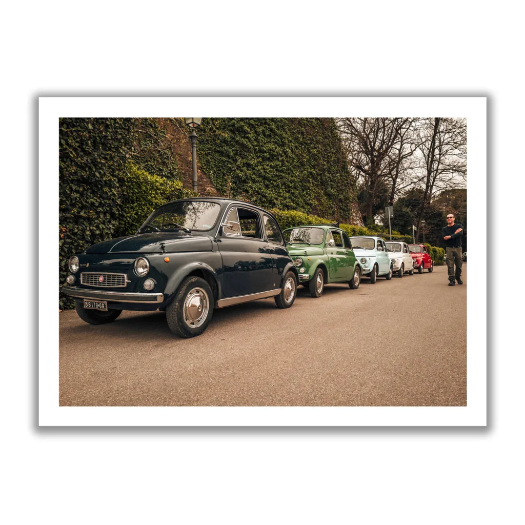 Bildaufnahme von alten Fiat Autos die in einer Reihe parken.