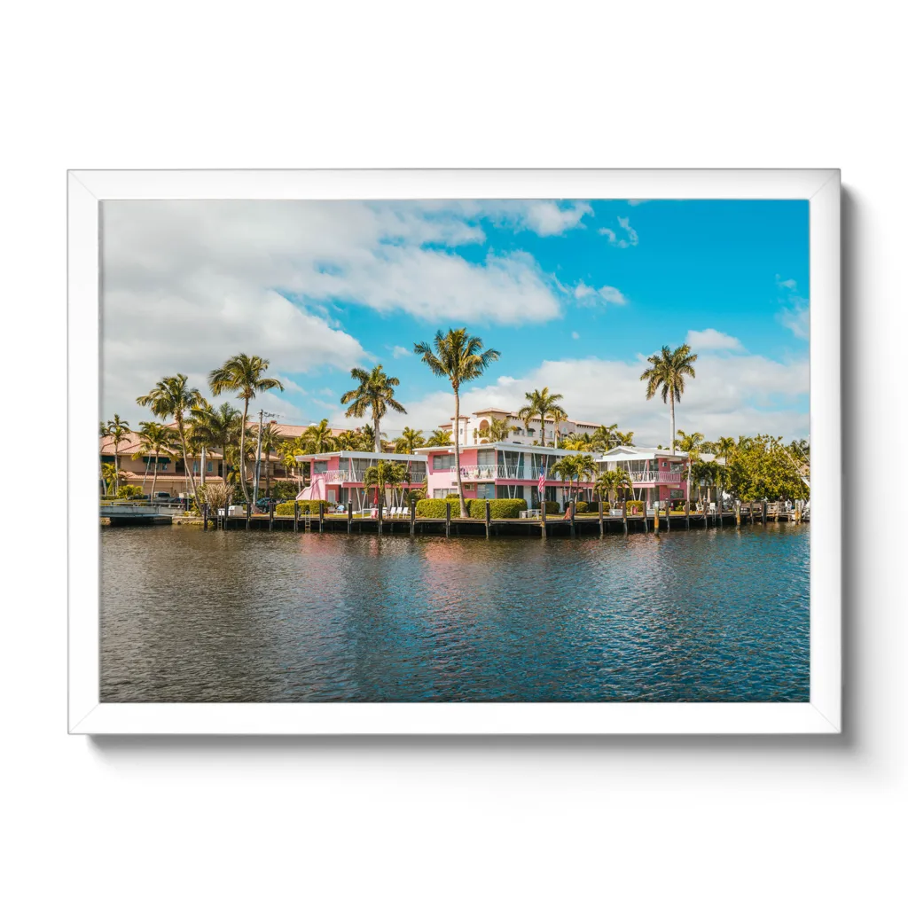 Pinke Villa direkt am Fluss mit Palmen.