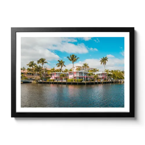 Pinke Villa direkt am Fluss mit Palmen.