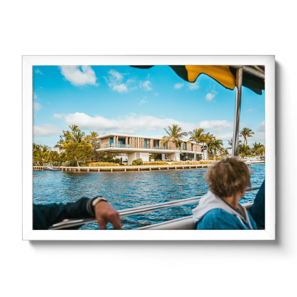 Hausaufnahme von einem schönen und modernen Haus direkt am Meer.