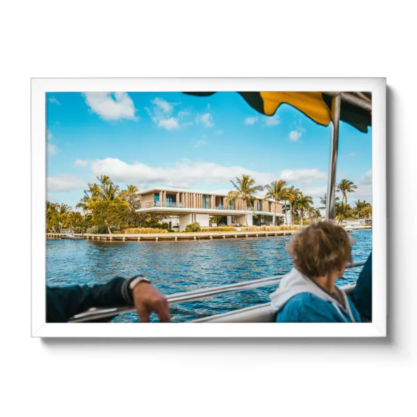 Hausaufnahme von einem schönen und modernen Haus direkt am Meer.