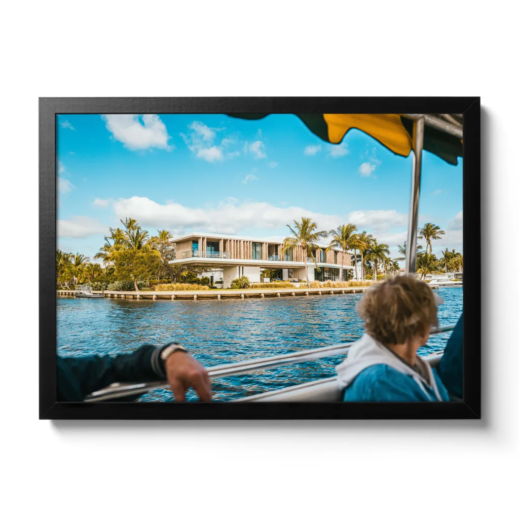 Hausaufnahme von einem schönen und modernen Haus direkt am Meer.