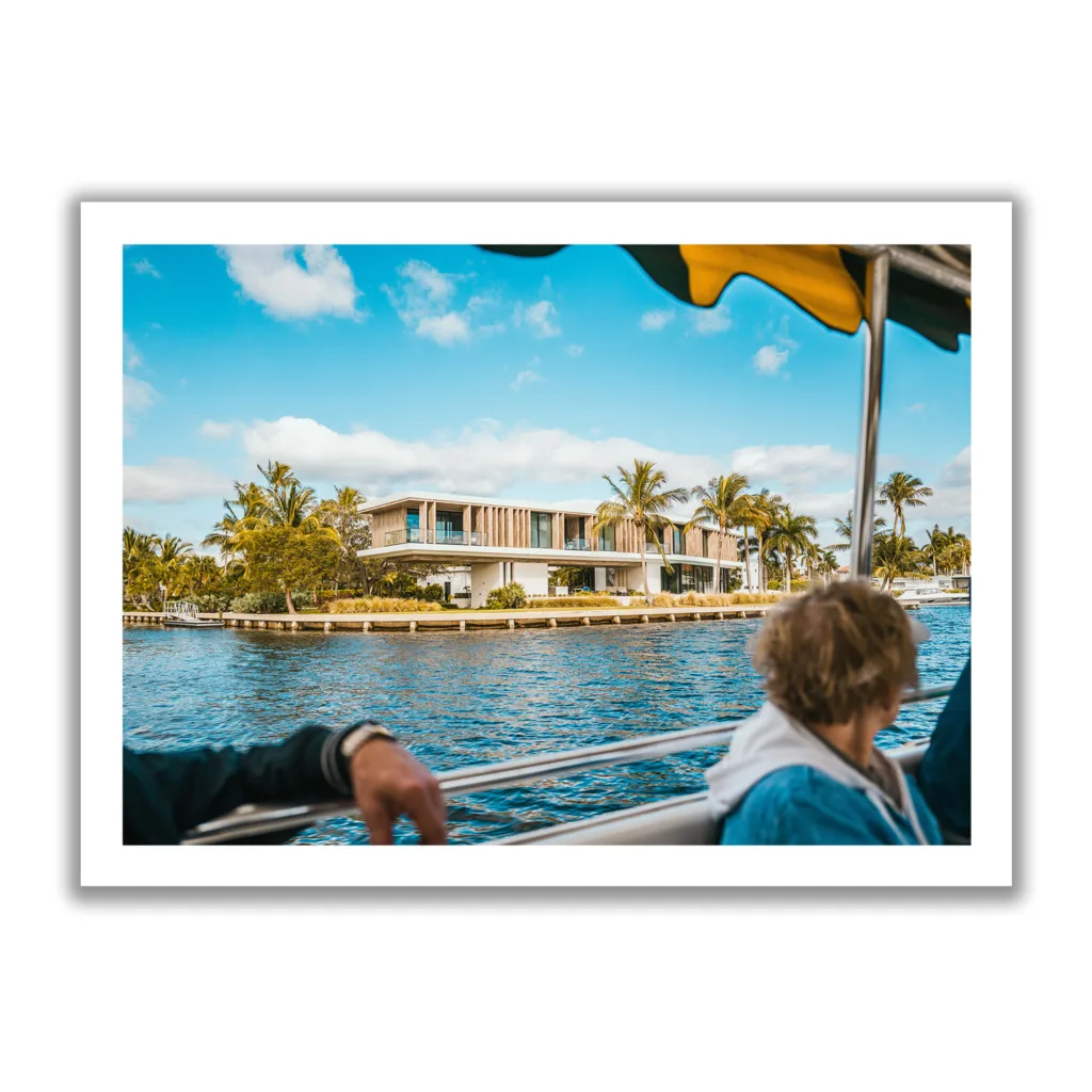 Hausaufnahme von einem schönen und modernen Haus direkt am Meer.