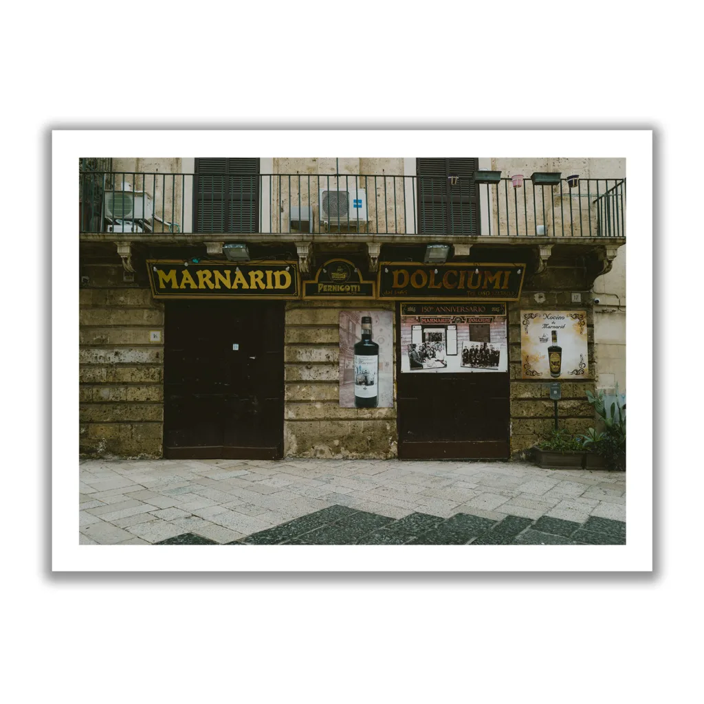 Bildaufnahme einer alten Bar auf Bari "Marnarid Dolciumi"