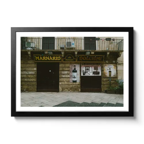 Bildaufnahme einer alten Bar auf Bari "Marnarid Dolciumi"