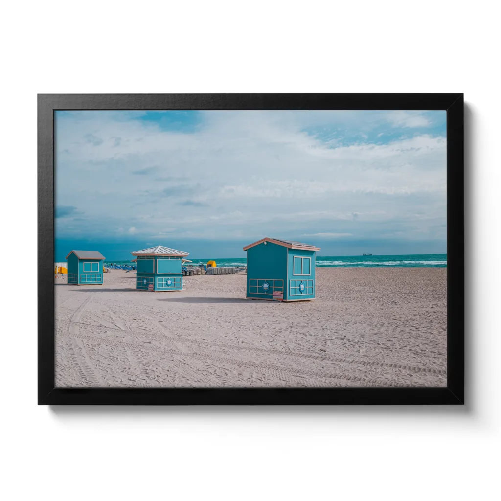 Bildaufnahme von blauen Strandhäusern in Miami Beach.