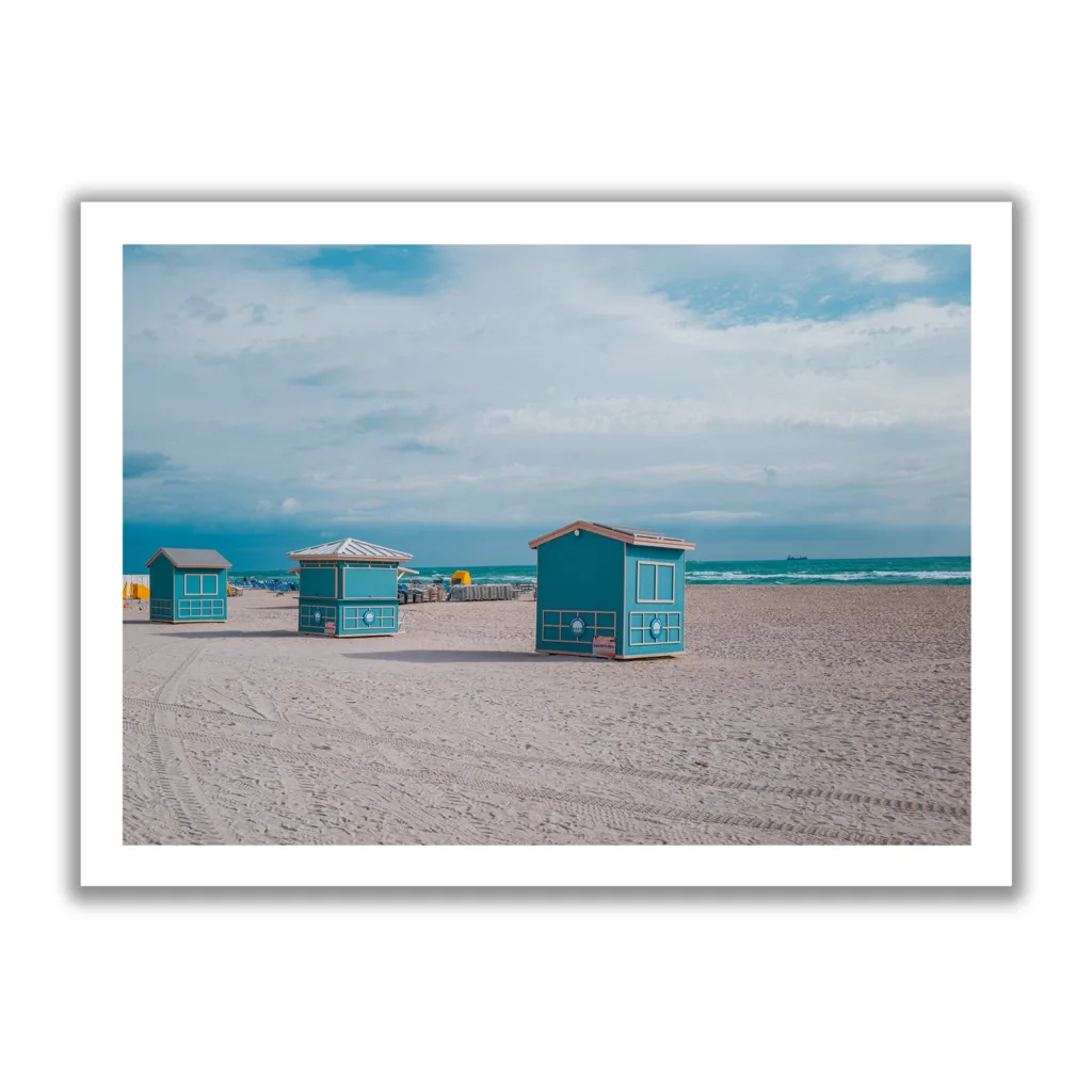 Bildaufnahme von blauen Strandhäusern in Miami Beach.