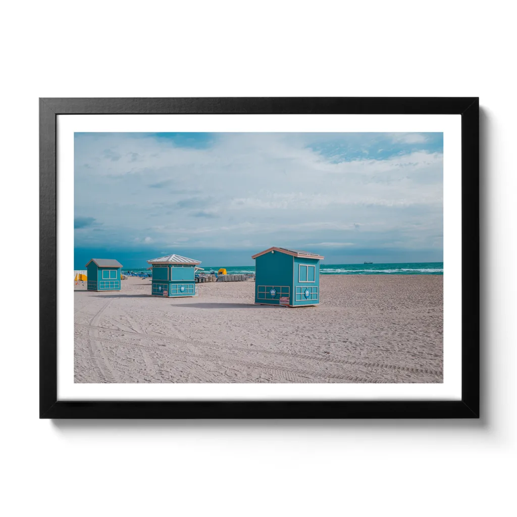 Bildaufnahme von blauen Strandhäusern in Miami Beach.