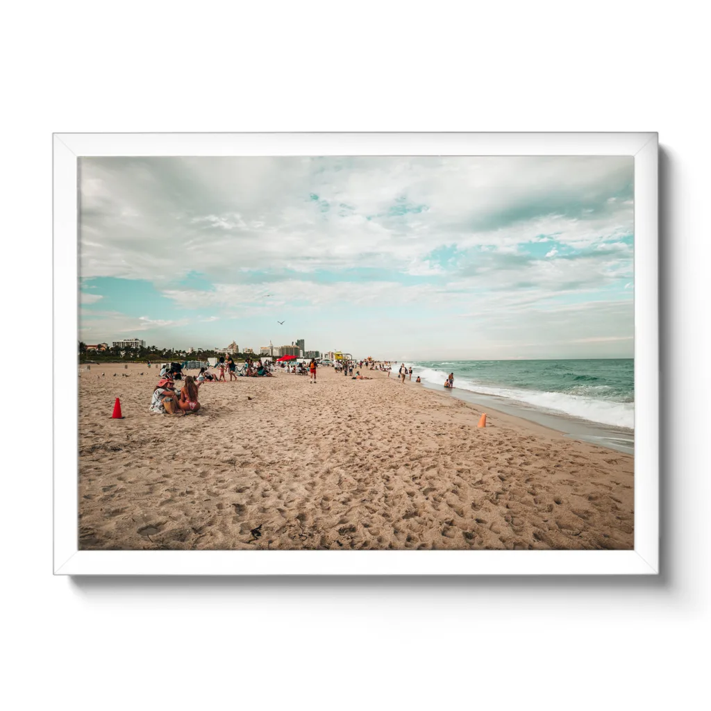 Strandaufnahme von Miami Beach. Leute die chilln am Strand sowie blaues Meer