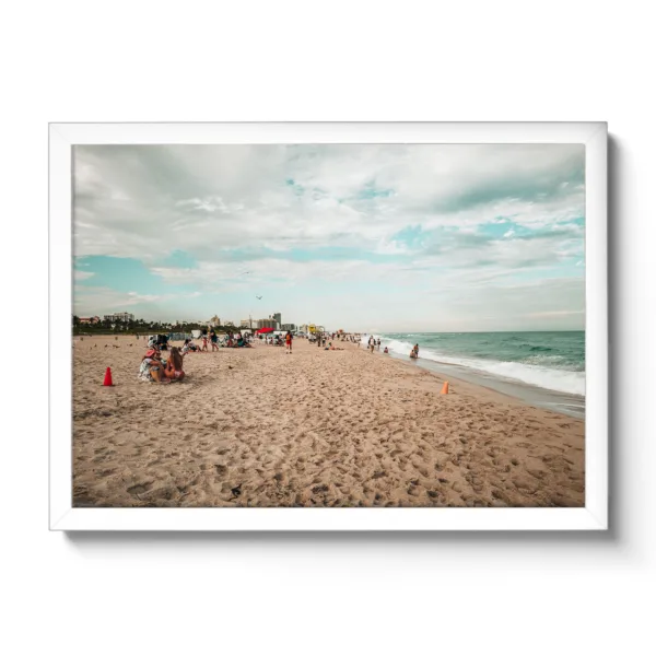 Strandaufnahme von Miami Beach. Leute die chilln am Strand sowie blaues Meer