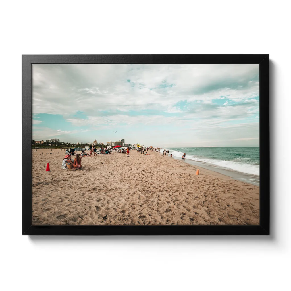 Strandaufnahme von Miami Beach. Leute die chilln am Strand sowie blaues Meer
