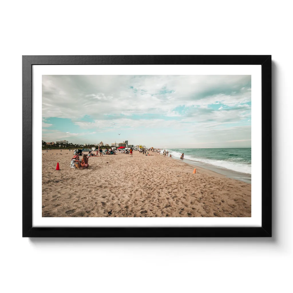 Strandaufnahme von Miami Beach. Leute die chilln am Strand sowie blaues Meer