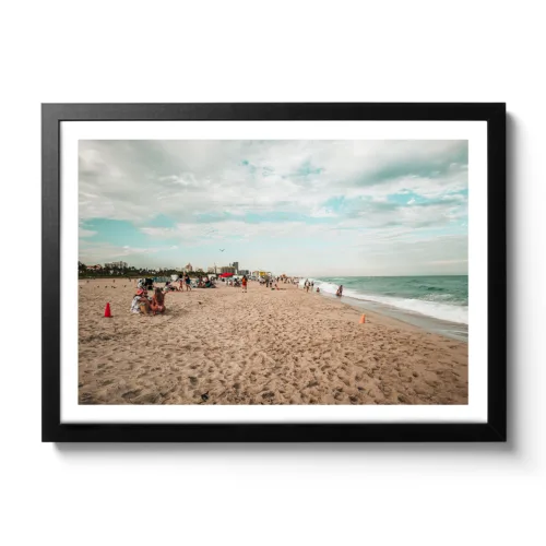 Strandaufnahme von Miami Beach. Leute die chilln am Strand sowie blaues Meer