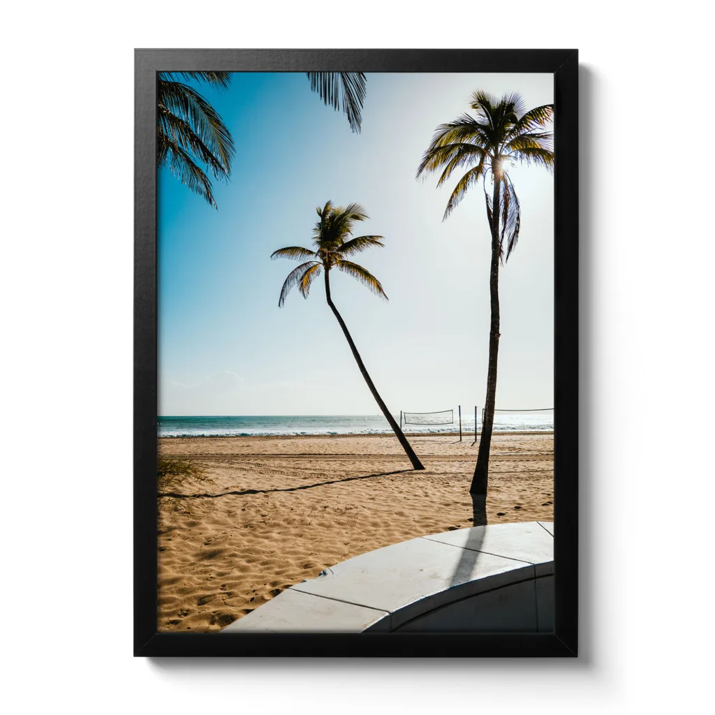 Landschaftsaufnahme vom Strand von Fort Lauderdale mit Meer und Palmen.