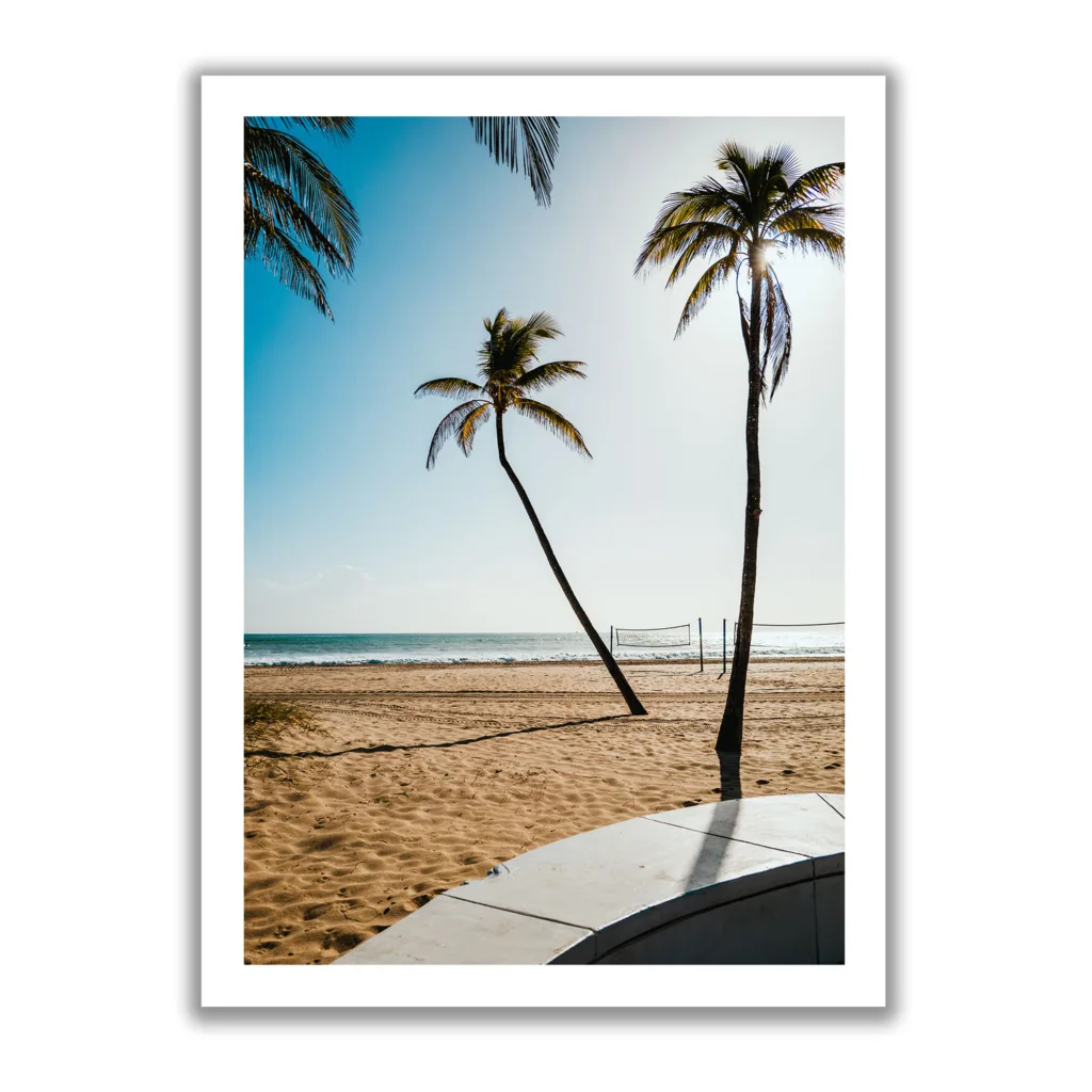 Landschaftsaufnahme vom Strand von Fort Lauderdale mit Meer und Palmen.