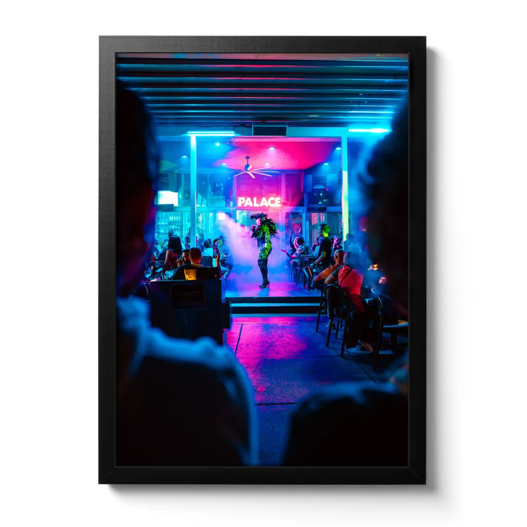 Bildaufnahme eines Show-Acts in einer Bar am Ocean Drive in Miami Beach.