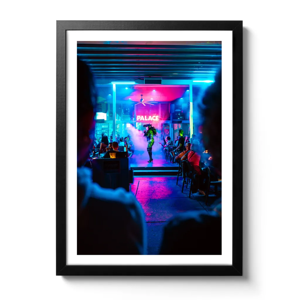 Bildaufnahme eines Show-Acts in einer Bar am Ocean Drive in Miami Beach.