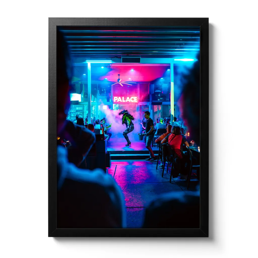 Bildaufnahme eines Show-Acts in einer Bar am Ocean Drive in Miami Beach.