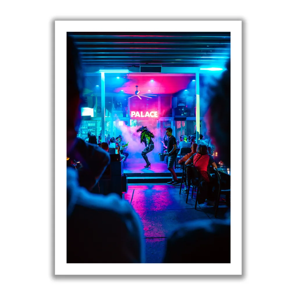 Bildaufnahme eines Show-Acts in einer Bar am Ocean Drive in Miami Beach.