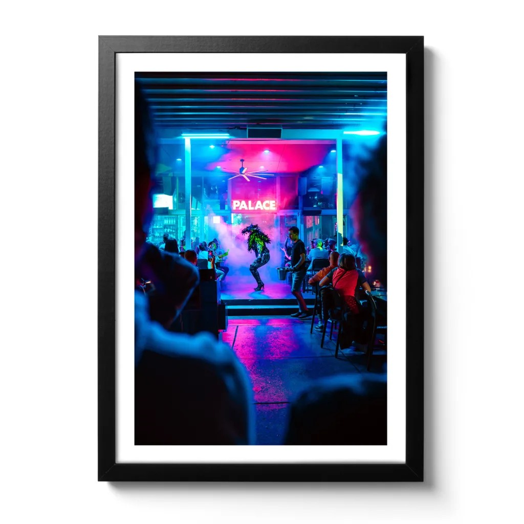 Bildaufnahme eines Show-Acts in einer Bar am Ocean Drive in Miami Beach.