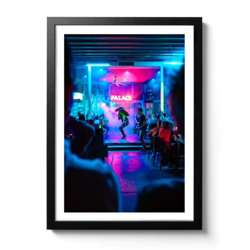 Picture of a show act in a bar on Ocean Drive in Miami Beach.