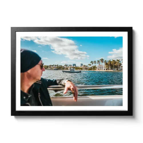 Bildaufnahme von einem Polizeiboot das am Meer fährt.