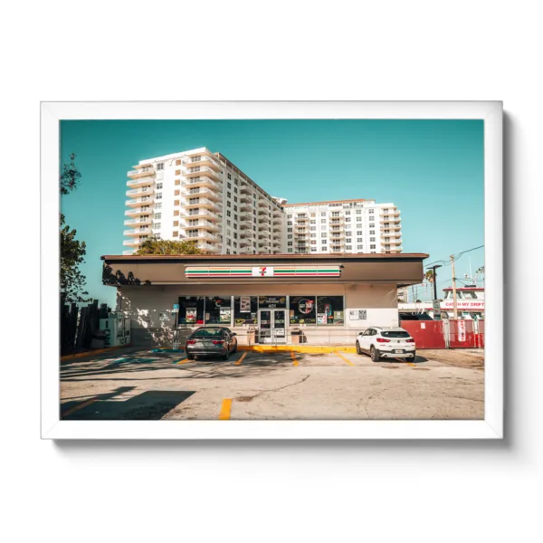 Landscape Aufnahme von einem Seven Eleven Supermarkt mit Parkplatz in Fort Lauderdale. Dahinter ein weißes Hotel.