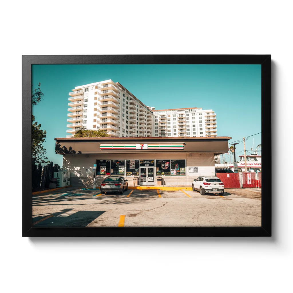 Landscape Aufnahme von einem Seven Eleven Supermarkt mit Parkplatz in Fort Lauderdale. Dahinter ein weißes Hotel.