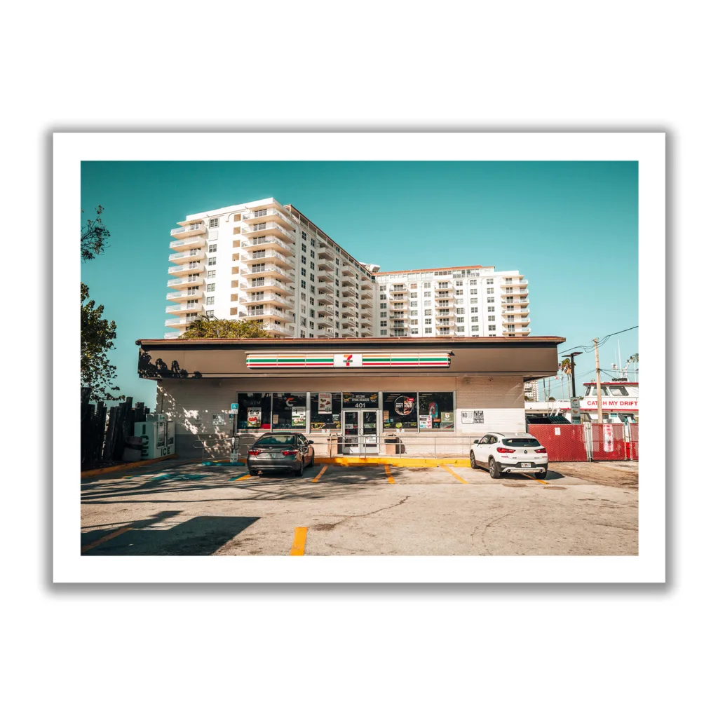 Landscape Aufnahme von einem Seven Eleven Supermarkt mit Parkplatz in Fort Lauderdale. Dahinter ein weißes Hotel.