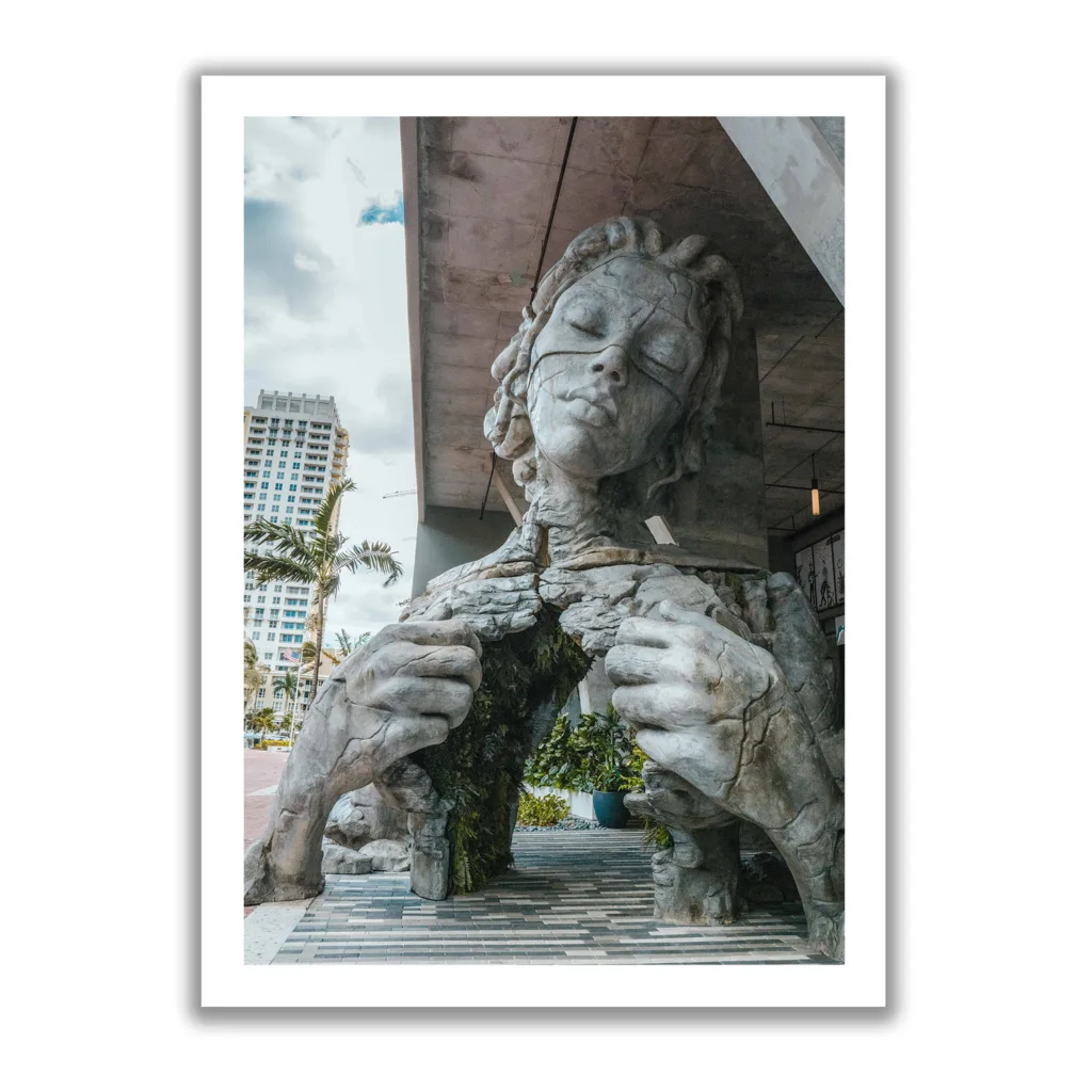 Kunstwerk aus Steinen. Frau öffnet mit den Händen Ihr Herz.
