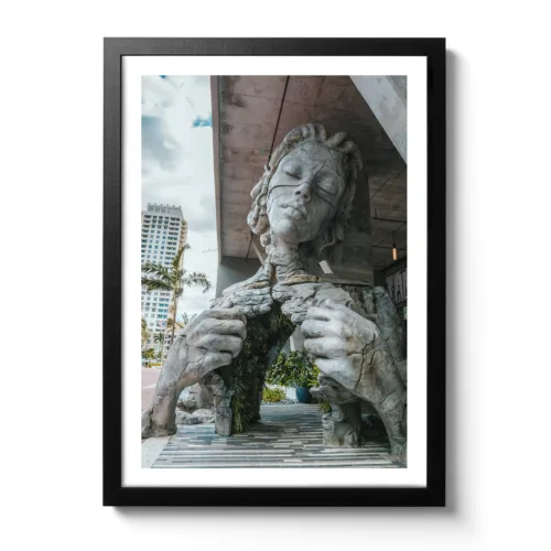 Kunstwerk aus Steinen. Frau öffnet mit den Händen Ihr Herz.