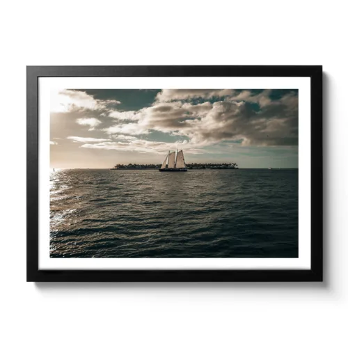 Segelboot das gerade in den Sonnenuntergang von Key West fährt. Bildaufnahme vom Sunset Pier - Key West