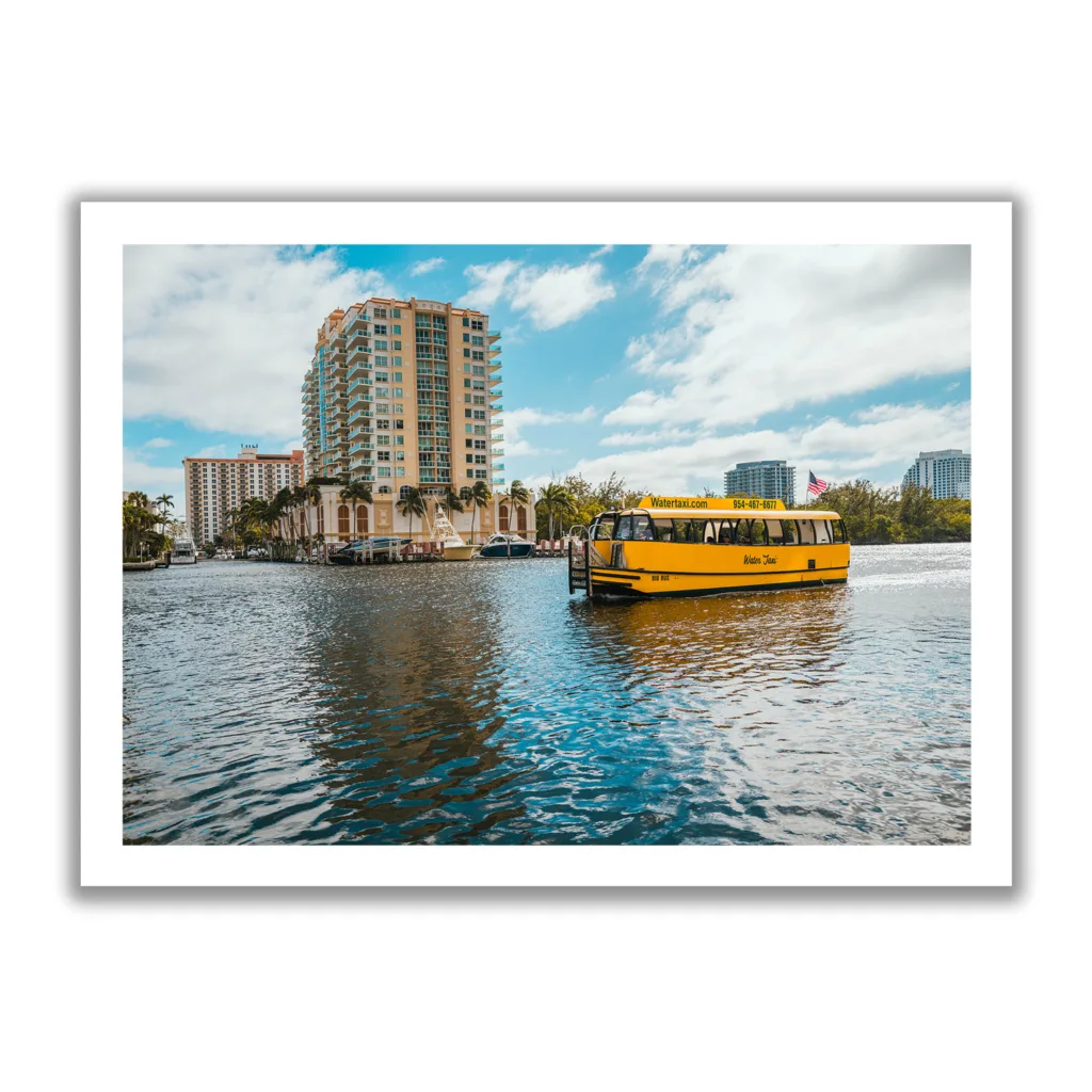 Bildaufnahme von einem gelben Wasser Taxi (Boot) in Fort Lauderdale