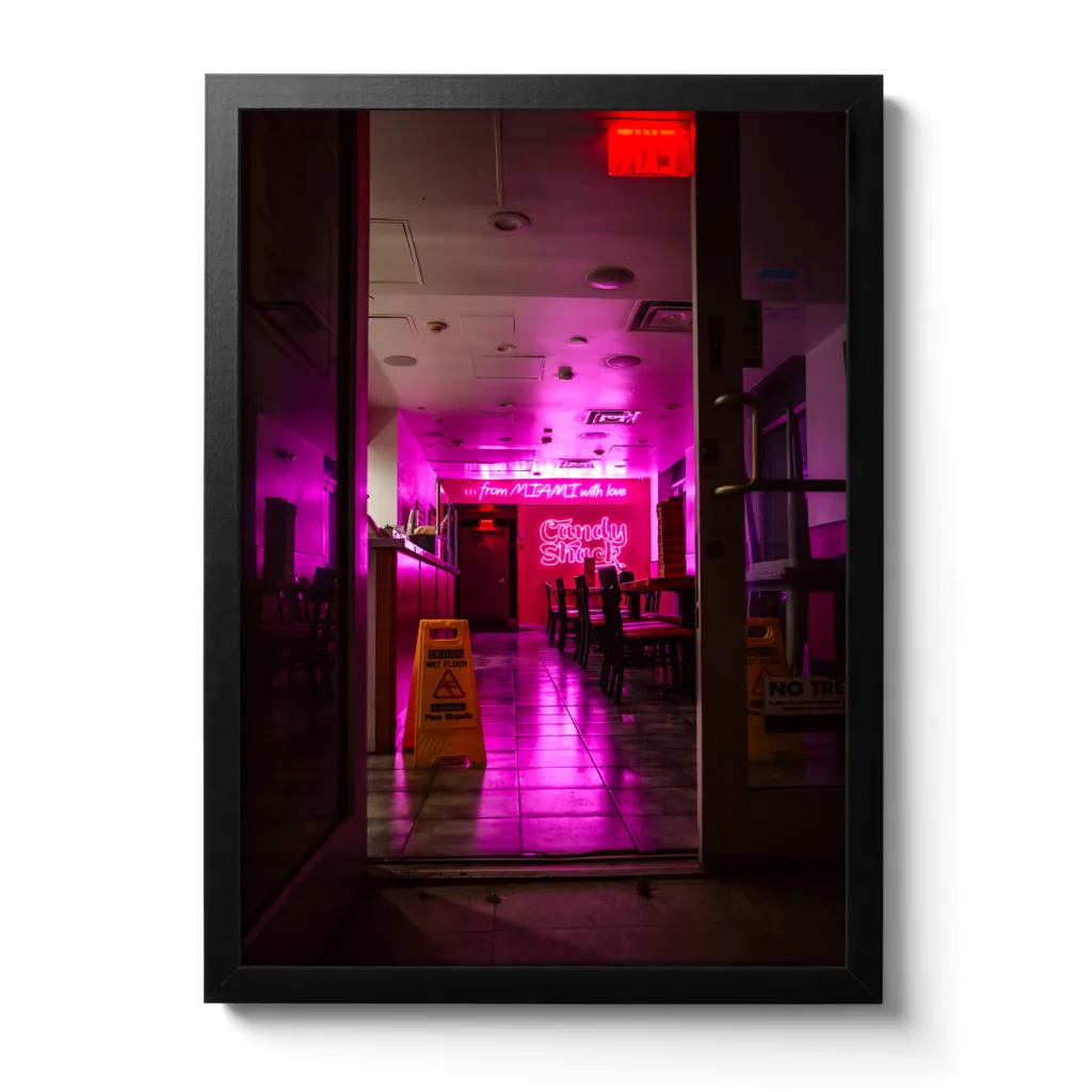 Bildaufnahme von einer leeren Bar, die mit Neonlichtern glänzt durch den nassen Boden.