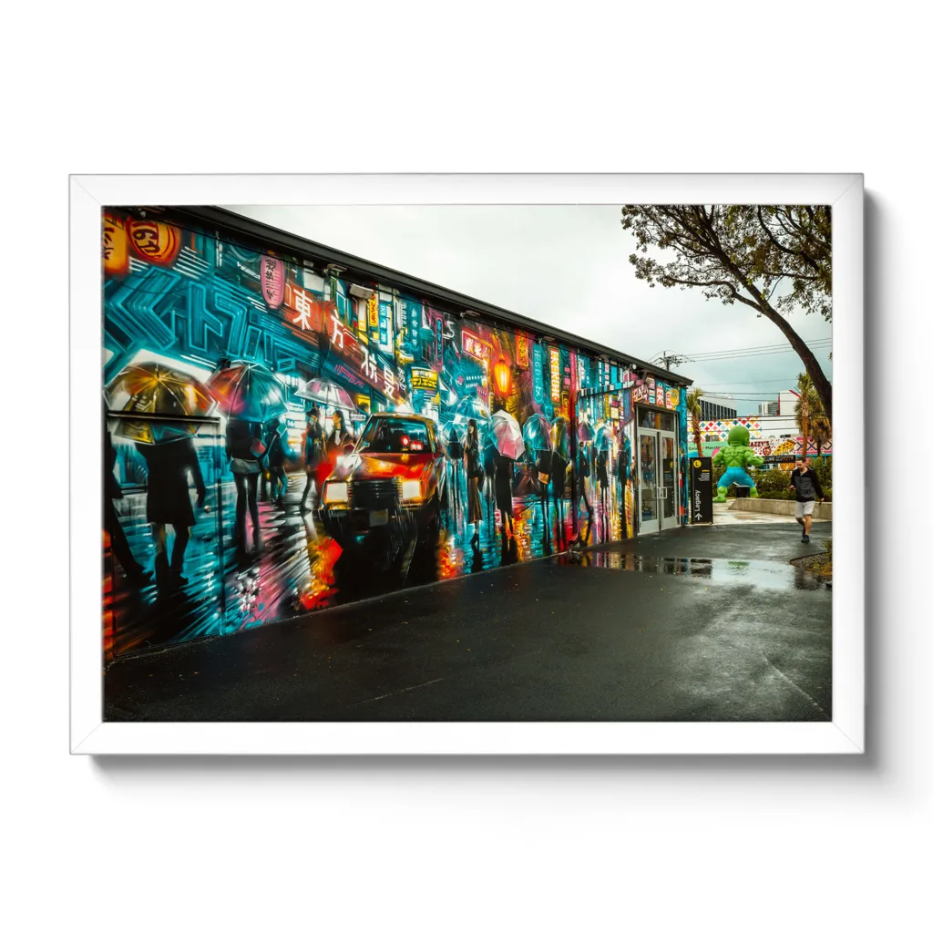 Bildaufnahme einer Graffiti Wand, dass eine bunte und farbenfrohe Straßensituation darstellt im Regen.