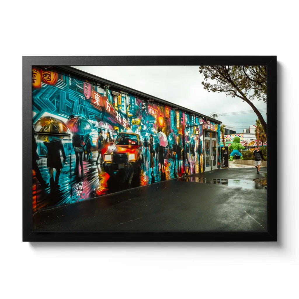 Bildaufnahme einer Graffiti Wand, dass eine bunte und farbenfrohe Straßensituation darstellt im Regen.