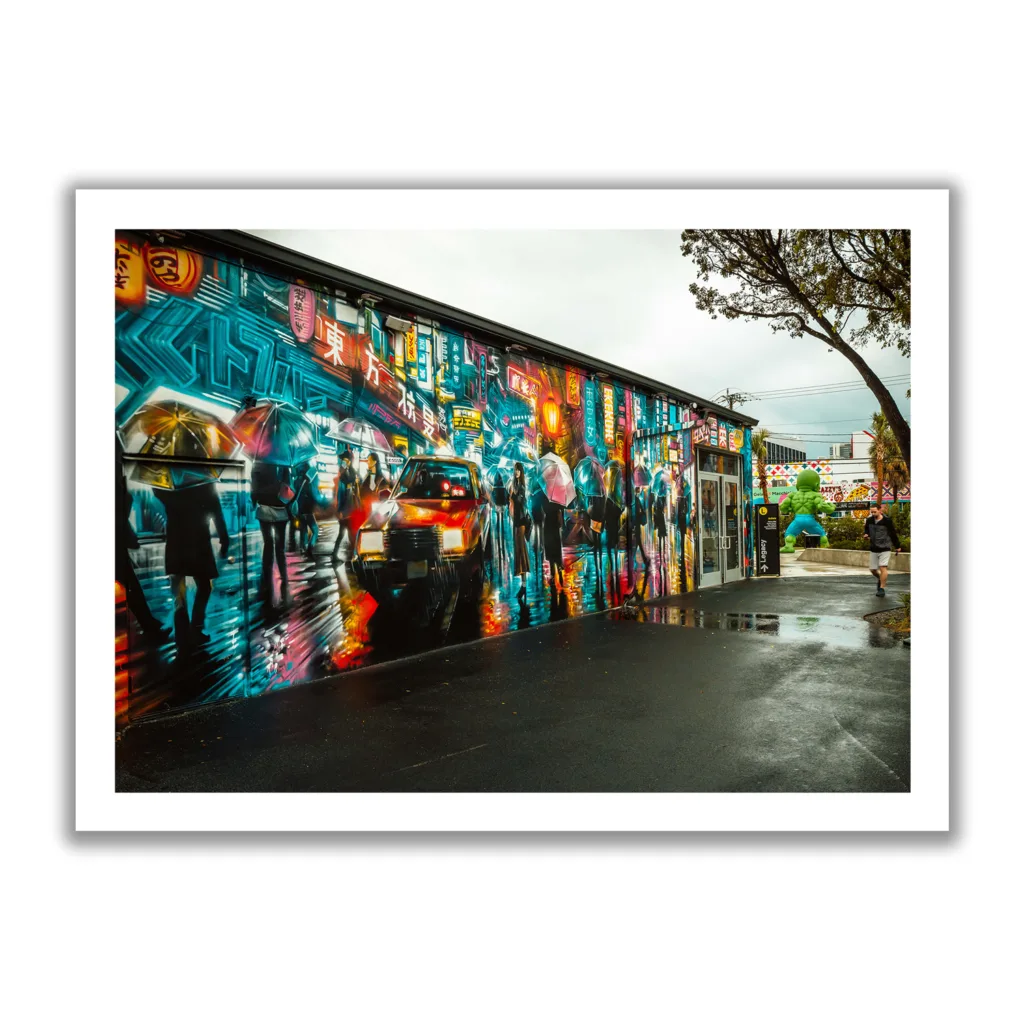 Bildaufnahme einer Graffiti Wand, dass eine bunte und farbenfrohe Straßensituation darstellt im Regen.