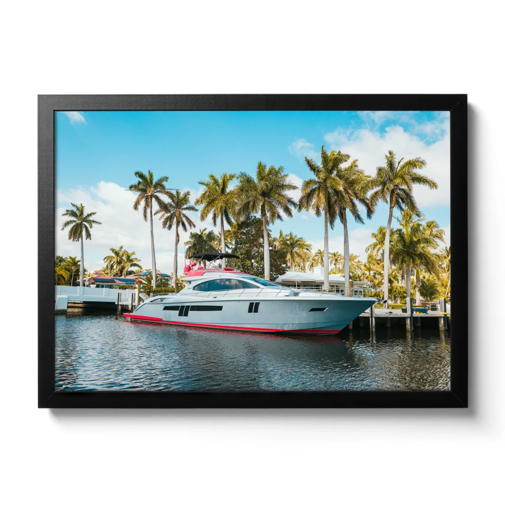 Bildaufnahme von einer Yacht, im Hintergrund Palmen.