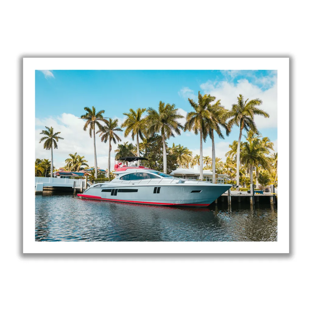 Bildaufnahme von einer Yacht, im Hintergrund Palmen.