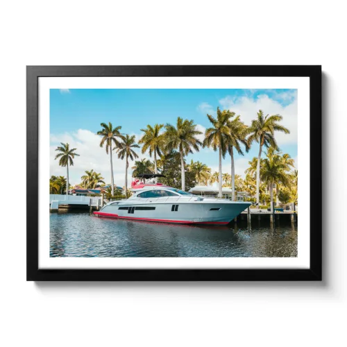 Bildaufnahme von einer Yacht, im Hintergrund Palmen.